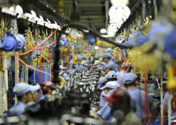 Confiança da indústria cai 3,6 pontos em novembro, aponta FGV