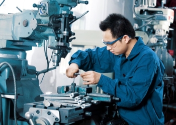 Atividade industrial recua em janeiro com queda da produção e do emprego