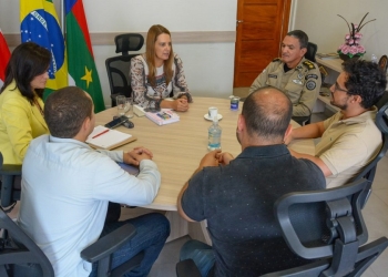 Prefeita Sheila Lemos discute implantação de CD da JBS