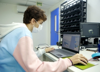 Aluno de curso técnico do Senai