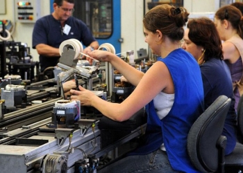 Cresce o emprego na indústria