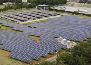Placa solar na unidade da NGK