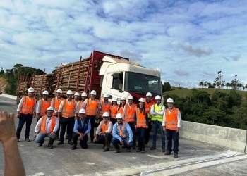 Caminhões da Veracel na nova ponte sobre o Rio Jequitinhonha