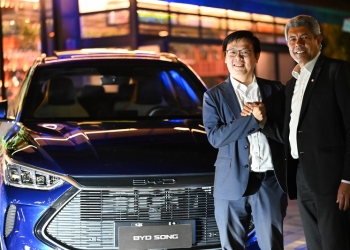 Tyler Li, CEO da BYD no Brasil, e o governador da Bahia, Jerônimo Rodrigues