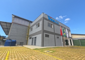 Fachada da fábrica da Trina Tracker