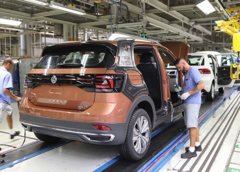Setor de veículos puxa queda da produção industrial