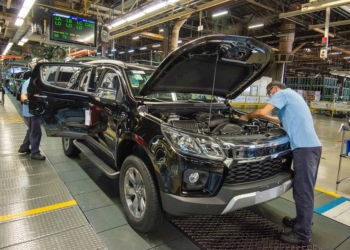 Linha de montagem da fábrica da General Motors de São José dos Campos/SP