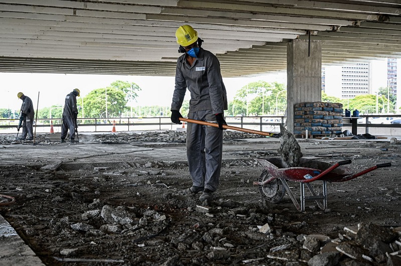 Juros altos sufocam a construção e mantêm o setor em alerta há um ano 1 Construção