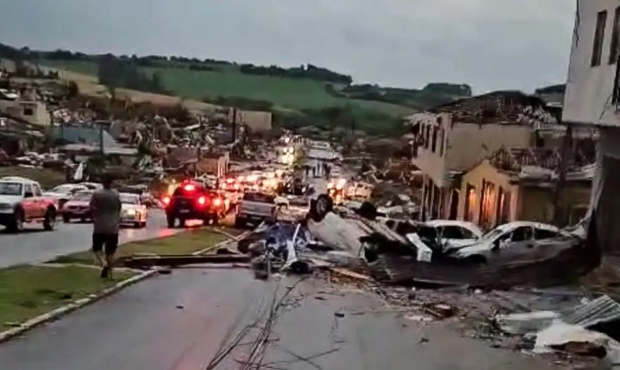 Tornado causa destruição, deixa 6 mortos e 400 feridos no Paraná 1 ciclone