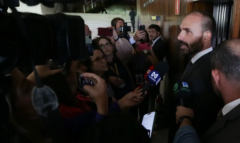 Giro das 21h: da inelegibilidade na corte ao embate no G7. O resumo do dia 3 EDUARDO BOLSONARO