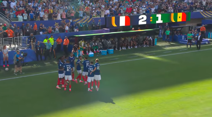 Mbappé supera Pelé, iguala Messi e França estreia com vitória 1 França