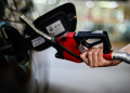 Giro das 21h: O dia em que Brasília adiou decisões e o mundo ligou o alerta 10 gasolina